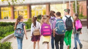 Адаптація дитини у школі в іншій країні: поради для батьків та що потрібно знати