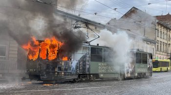 У центрі Львова вщент згорів трамвай