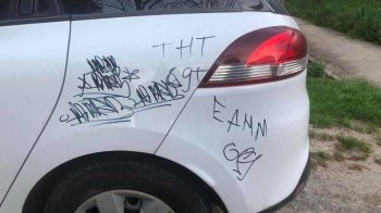 У Дрогобичі невідомі вандали розмалювали маркером кілька автівок (фото, відео)