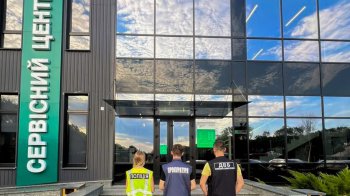 Посередника у схемі реєстрації авто у Пустомитах оштрафували на 85 тисяч гривень