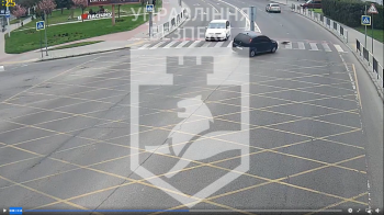 У Львові водій «влетів» в острівок безпеки та зніс дорожній знак (відео)