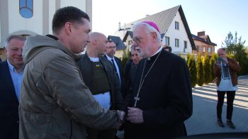 "Весь світ молиться за вас": Секретар з міждержавних відносин Святого Престолу відвідав переселенців у Сокільниках