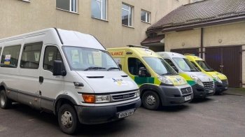 Три “швидкі” та бус: на фронт для бійців зі Львівщини передали транспорт у межах ініціативи “1000 автомобілів свободи”