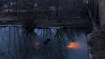 У Червонограді рятувальники витягнули з річки легковик