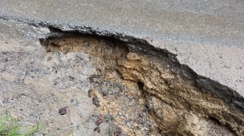 Дощова вода чим раз, тим більше підмиває дорогу: у Брюховичах утворюється велике провалля (фото)