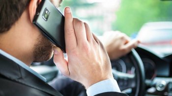 Тисячу водіїв, які розмовляли по телефону за кермом, оштрафувала поліція Львівщини за три місяці