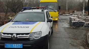 Поліцейські зі Львівщини повернули дітям викрадений окупантами на Харківщині шкільний автобус