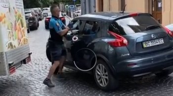 У Львові водій кросовера накинувся з кулаками на патрульного та втік (відео)