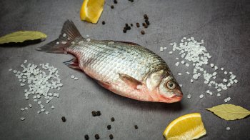 риба у солі з лимоном