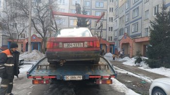 5 авто, що роками стояли без руху, евакуювали з вулиць Львова цього тижня