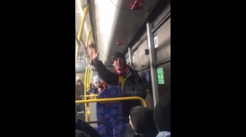 У львівському автобусі п’яниця підтягувався на поручнях, а підлітки співали «Сєдую ночь» (відео)