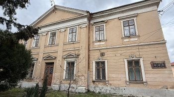 У будівлі Стрийської початкової школи відновлюють історичну вежу