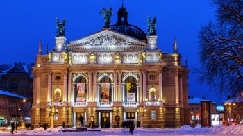 Львівський опернгий театр підсвічується