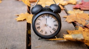 Цієї ночі в Україні перейдуть на зимовий час: що треба знати