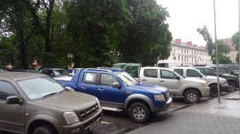 Британці привезли до Львова 24 пікапи для ЗСУ (фото)