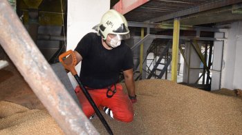 У Чернігові трьох людей насмерть засипало зерном