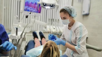 У Львові стоматолог відсудила майже 170 тис. грн заборгованої зарплати