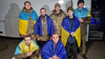 З російського полону повернулися троє українських прикордонників, які захищали острів Зміїний
