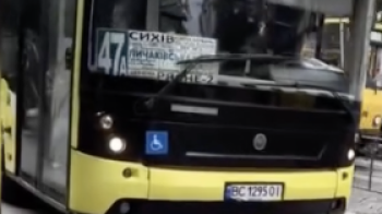 Порушення зафіксували перехожі; у Львові притягнули до відповідальності двох водіїв