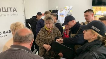 У Тернополі на поштове відділення викликали поліцію, бо не вистачило марок з російським кораблем