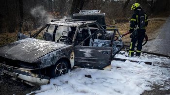 На Львівщині посеред дороги вщент згорів автомобіль Mazda