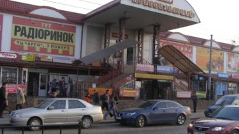 Продавчиня не захотіла обслуговувати російськомовну клієнтку: у Львові на ринку стався скандал (відео)