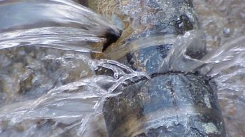 Через повторний прорив водогону низка сіл біля Львова залишиться без води ще мінімум на добу