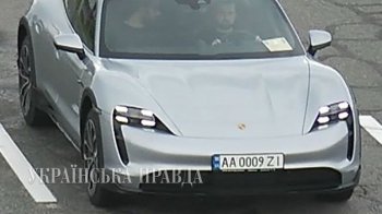 Заступник керівника ОП їздить на Porsche останньої моделі й переконує, що взяв його в оренду