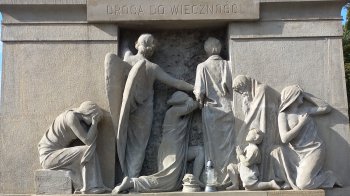 Дорога до вічності. Барельєф з гробівця родини Дзенцеловських