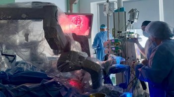 У Львові медики успішно видалили пухлину з матки за допомогою робота