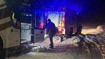 На Яворівщині рятувальники звільнили автобус з дітьми, який застряг у снігу