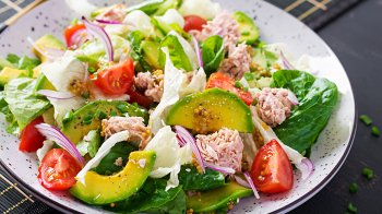 Як приготувати салат з тунцем та авокадо за 10 хвилин