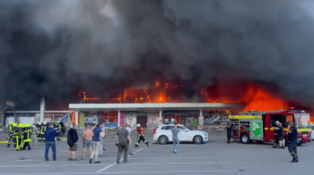 росіяни знищили багатолюдний ТРЦ у Кременчуку, є загиблі (ОНОВЛЕНО)