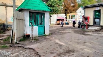 Позаду ринку "Добробут" демонтували самовільно встановлені брами