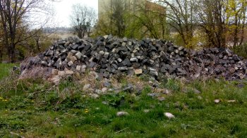 Львів’яни скаржаться на гору бруківки, яку насипали біля одного із львівських вишів