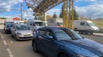 Легковики та автобуси в "Краківці", пішоходи у "Шегинях": де є черги на західних кордонах України