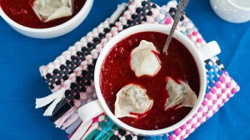 Борщ з “вушками” на Святвечір: покроковий рецепт пісної страви