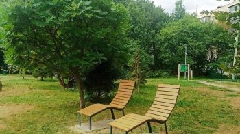 У "Горіховому гаю" у Львові встановили нові лежаки для відпочинку