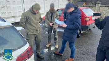 На Прикарпатті затримали двох працівників виправних колоній, які продавали буржуйки і нарди за готівку