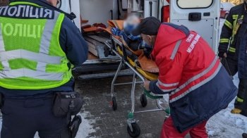 Лежала у квартирі і кричала: львівські патрульні допомогли 87-річній жінці