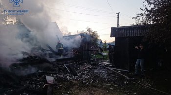 На Яворівщині сталася пожежа: пошкоджено будівлю та автомобіль