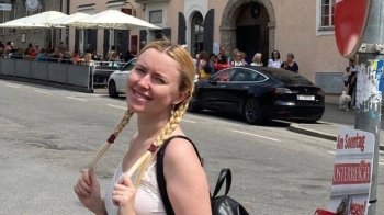 Із Німеччини депортували повію з рф, яка знущалась над українцями (відео)