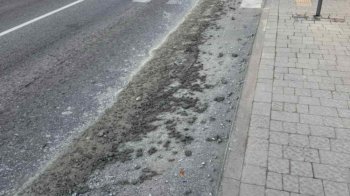 Водій бетонозмішувача розлив бетон на дорогу у Винниках і втік