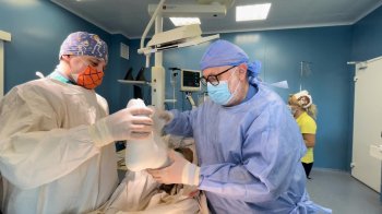 Львівські лікарі врятували ногу чоловіка, пересадивши йому частину його власного стегна