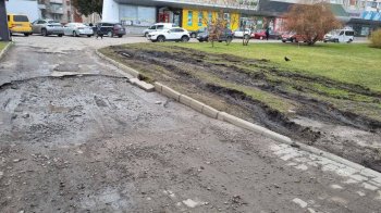 Зруйноване дорожнє покриття. Фото: «Гаряча лінія міста Львова»