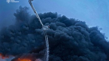 Понад 300 рятувальників гасять пожежу через влучання дрона у Бродах