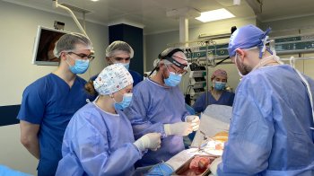 Рекордсмен Книги рекордів Гіннеса, американський трансплантолог провів операцію у Львові