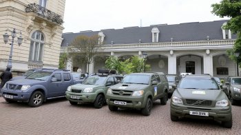 Іноземні волонтери доставили на Львівщину ще 46 пікапів для українських військових