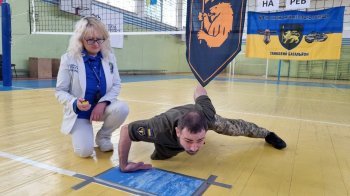 У Стрию військовий відтиснувся рекордну кількість разів на тильній стороні долоні