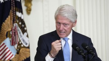 Біл Клінтон говорить на одній із пресконференцій